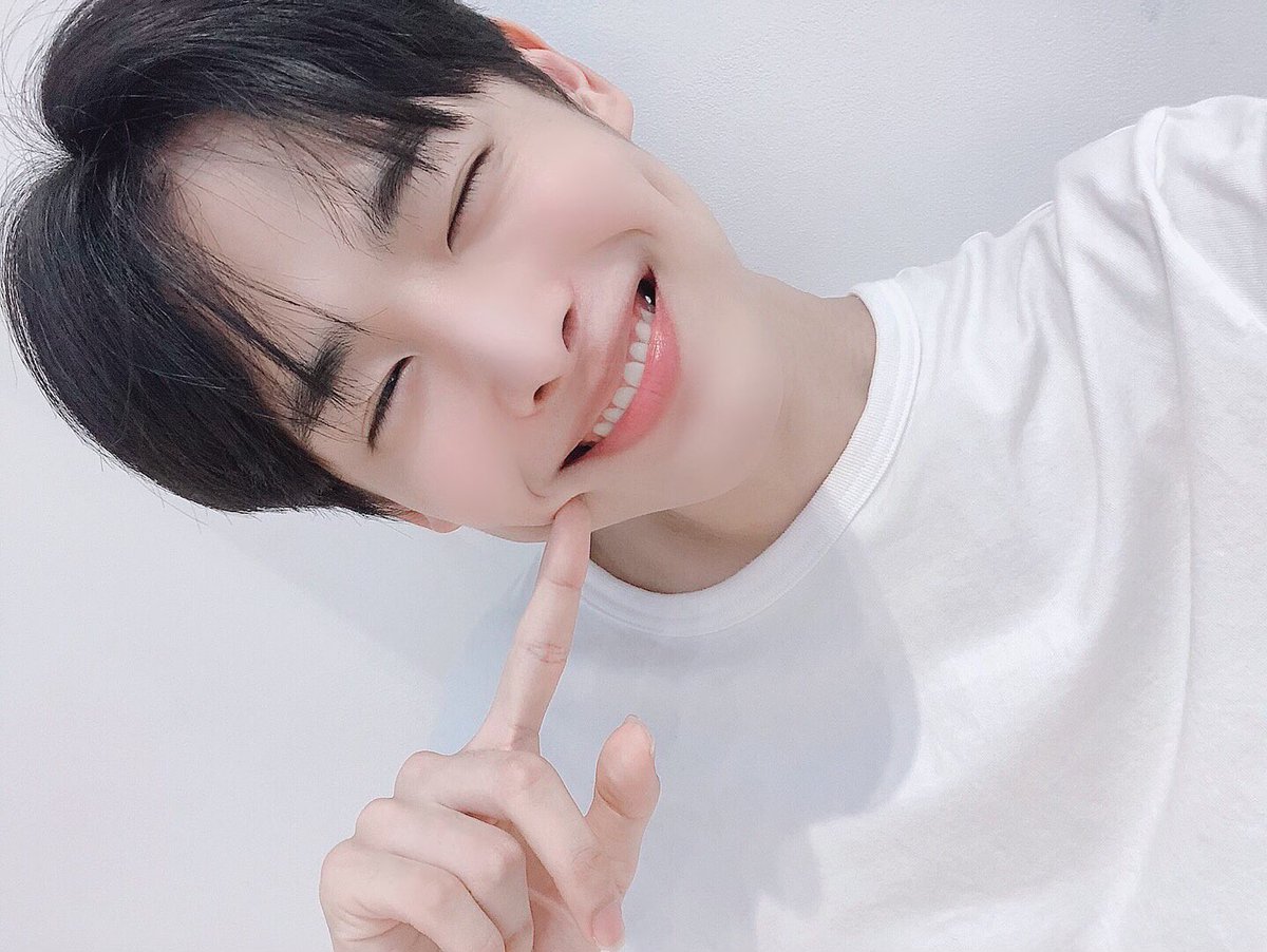 -byungchan selcas; a long but very necessary thread♡