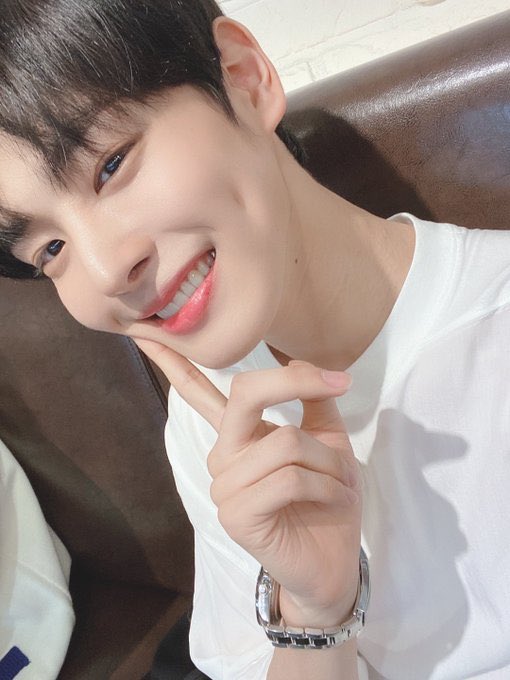 -byungchan selcas; a long but very necessary thread♡