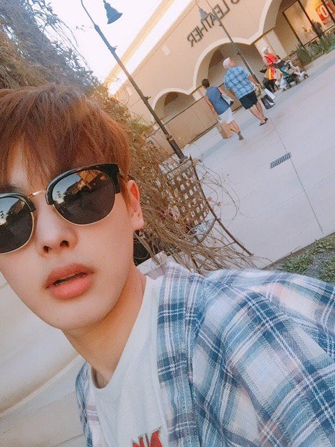 -byungchan selcas; a long but very necessary thread♡