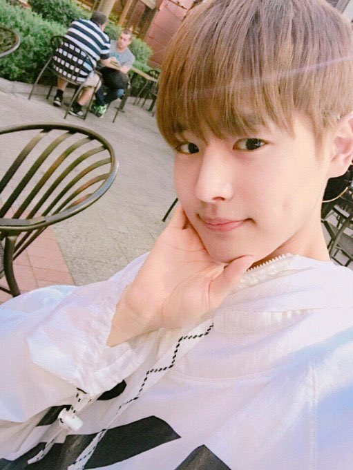 -byungchan selcas; a long but very necessary thread♡