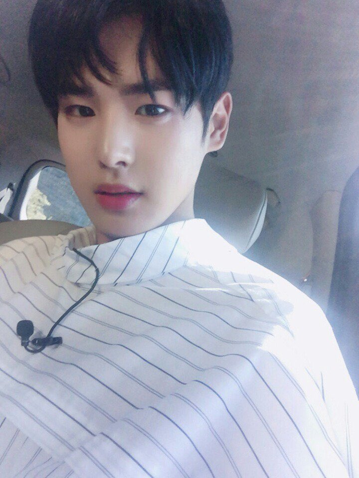 -byungchan selcas; a long but very necessary thread♡