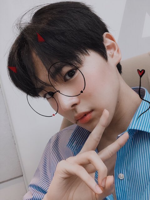 -byungchan selcas; a long but very necessary thread♡
