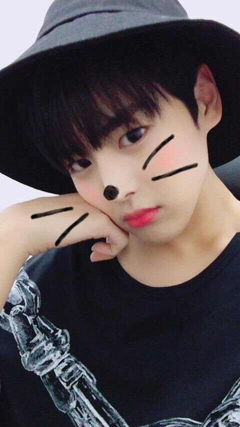 -byungchan selcas; a long but very necessary thread♡