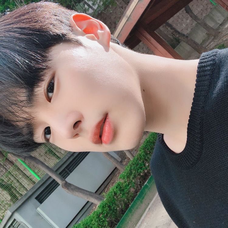 -byungchan selcas; a long but very necessary thread♡
