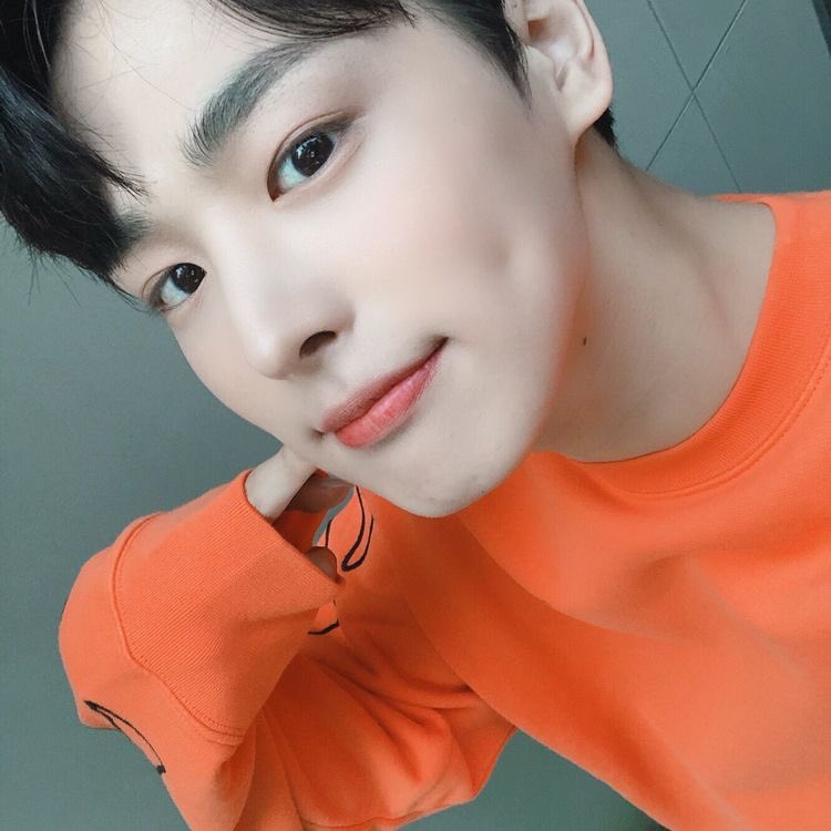 -byungchan selcas; a long but very necessary thread♡