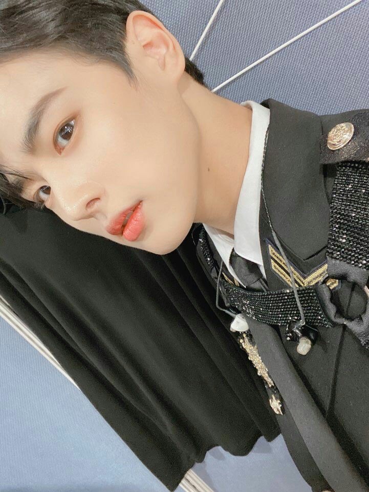 -byungchan selcas; a long but very necessary thread♡