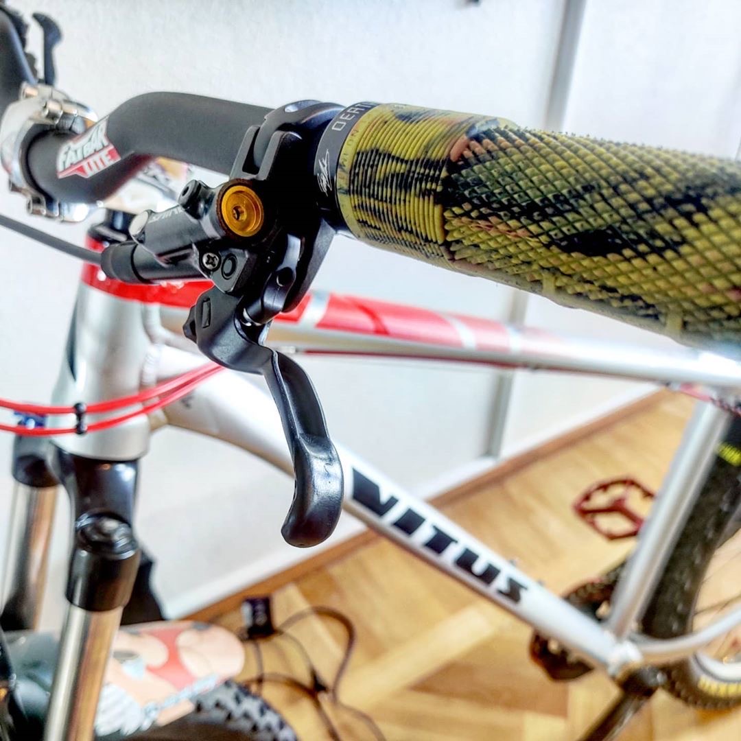 sugru's tweet photo. Here, Mikael takes advantage of Sugru's vibration resistant and shock protection properties. Black #Sugru is used to mod the #brakelever on his #mountainbike to protect against nasty knuckle-bashing manoeuvres when out on the track. 🚴♂️👌
Shop for Sugru: https://t.co/yT66TaDC1n https://t.co/JBe8RJf1bh