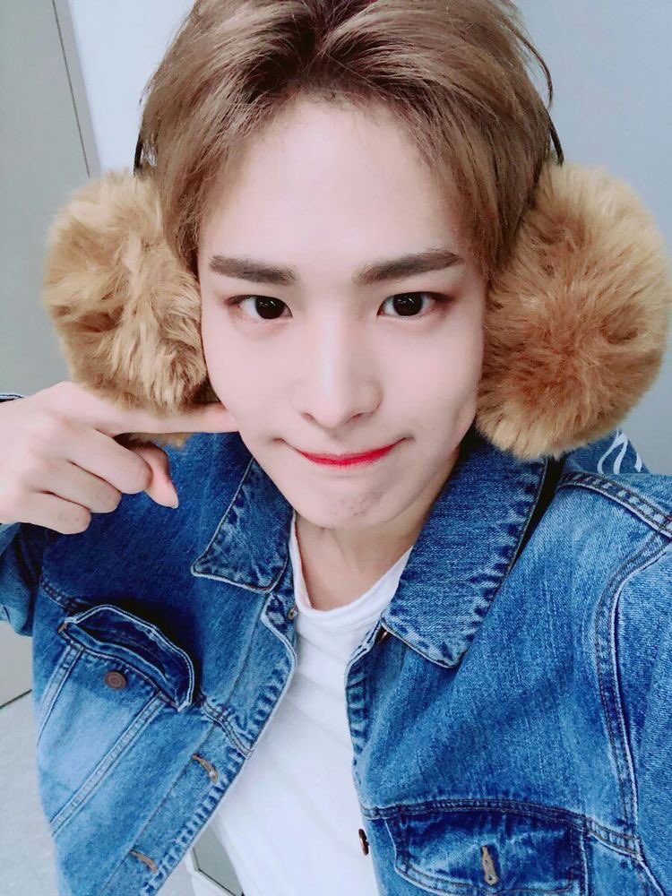 -byungchan selcas; a long but very necessary thread♡