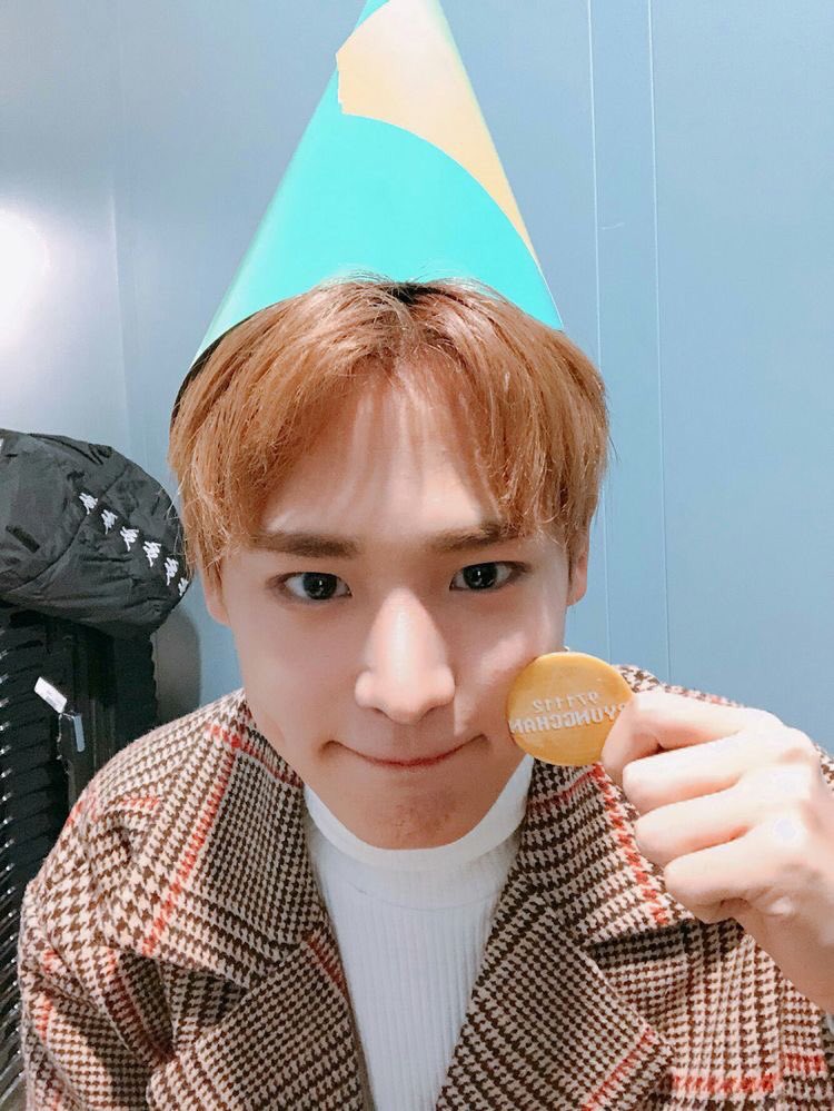 -byungchan selcas; a long but very necessary thread♡