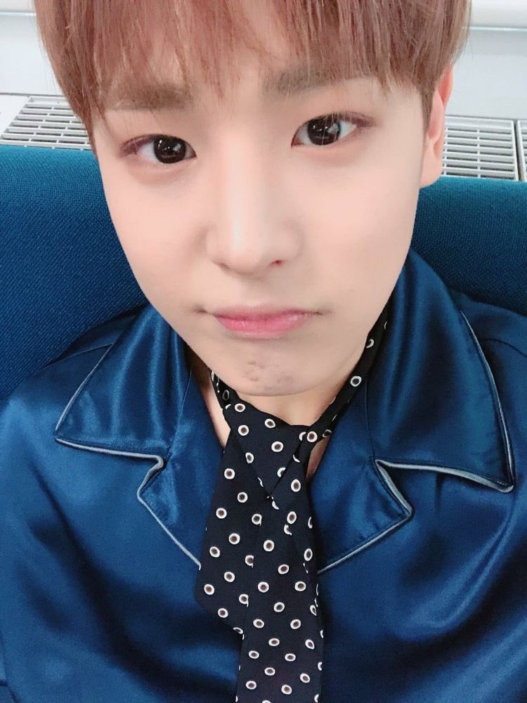 -byungchan selcas; a long but very necessary thread♡