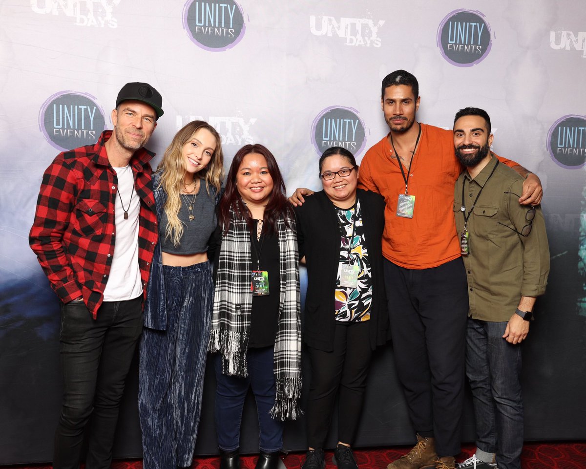 MBan20's tweet photo. Throwback as we come to an end of #The100. To the fantastic cast of #The100 Thank you for the opportunity to create an amazing convention that fans (and myself) will remember for all time ❤️❤️❤️ #UNITYDAYS #maywemeetagain https://t.co/NfXJz6lzPk