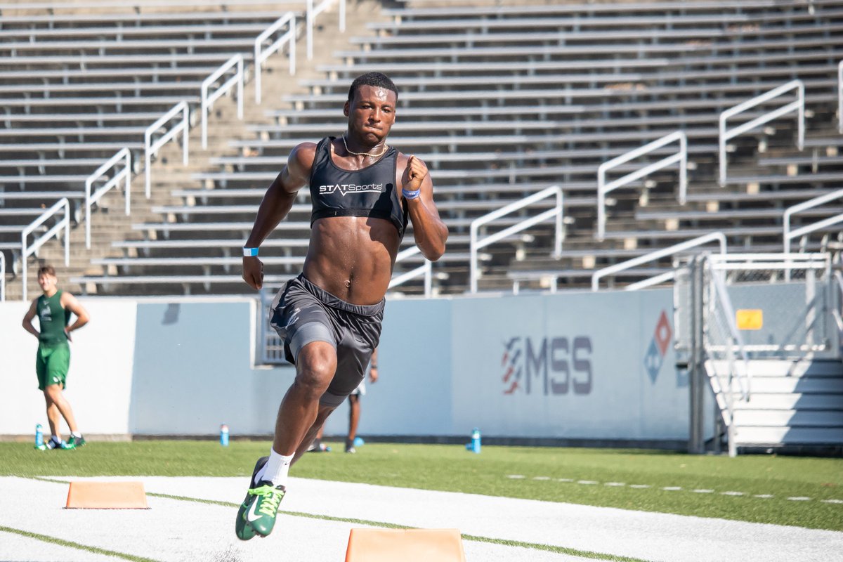 We added a little tweak into our MAX VELOCITY work in this past week  @CharlotteFTBL by adding a slight curved element.Top speeds were a little lower than weeks past, but with the added volume our 20 hr week provided, that was perfectly acceptable to us! #TrainFastBeFast