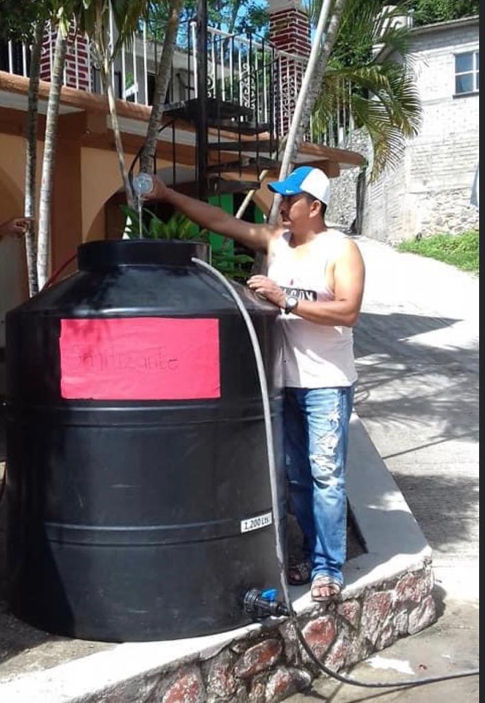 VicManOaxaca's tweet photo. Con la gestión realizada x la Del. de AT’N Regional de Ejutla ante @SSO_GobOax se aplicó sanatizante a las unidades de motor del Mpio de S P Juchatengo y las calles en general,siguiendo la instrucción del Gobernador @alejandromurat y del CGAR @marco_cuevas_ de combatir el Covid19 https://t.co/N8mBU6XsOt