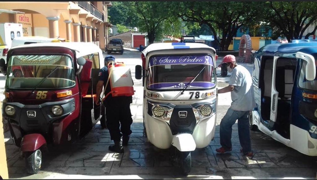 VicManOaxaca's tweet photo. Con la gestión realizada x la Del. de AT’N Regional de Ejutla ante @SSO_GobOax se aplicó sanatizante a las unidades de motor del Mpio de S P Juchatengo y las calles en general,siguiendo la instrucción del Gobernador @alejandromurat y del CGAR @marco_cuevas_ de combatir el Covid19 https://t.co/N8mBU6XsOt