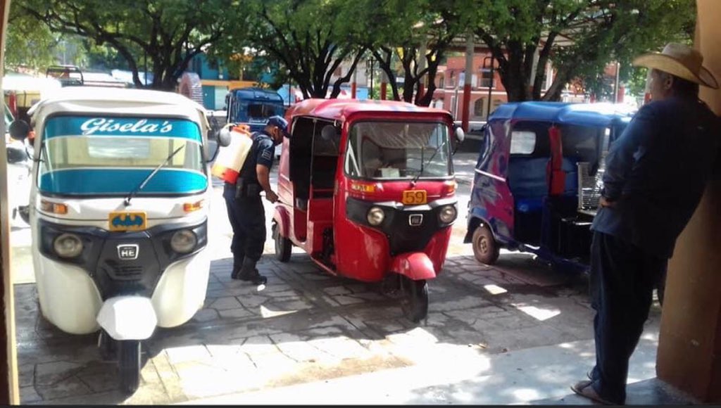 VicManOaxaca's tweet photo. Con la gestión realizada x la Del. de AT’N Regional de Ejutla ante @SSO_GobOax se aplicó sanatizante a las unidades de motor del Mpio de S P Juchatengo y las calles en general,siguiendo la instrucción del Gobernador @alejandromurat y del CGAR @marco_cuevas_ de combatir el Covid19 https://t.co/N8mBU6XsOt