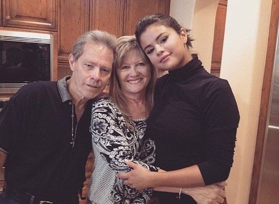 selenationpt's tweet photo. FELIZ DIA DOS AVÓS! 💛
Selena com os avós maternos (primeira e segunda foto) e com os avós paternos (terceira e quarta foto).
-
#SelenaGomez #SelenaGomezPortugal #FelizDiadosAvos https://t.co/pUfib1khoM