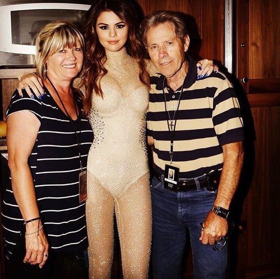 selenationpt's tweet photo. FELIZ DIA DOS AVÓS! 💛
Selena com os avós maternos (primeira e segunda foto) e com os avós paternos (terceira e quarta foto).
-
#SelenaGomez #SelenaGomezPortugal #FelizDiadosAvos https://t.co/pUfib1khoM
