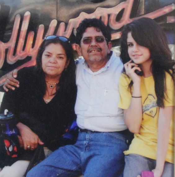 selenationpt's tweet photo. FELIZ DIA DOS AVÓS! 💛
Selena com os avós maternos (primeira e segunda foto) e com os avós paternos (terceira e quarta foto).
-
#SelenaGomez #SelenaGomezPortugal #FelizDiadosAvos https://t.co/pUfib1khoM