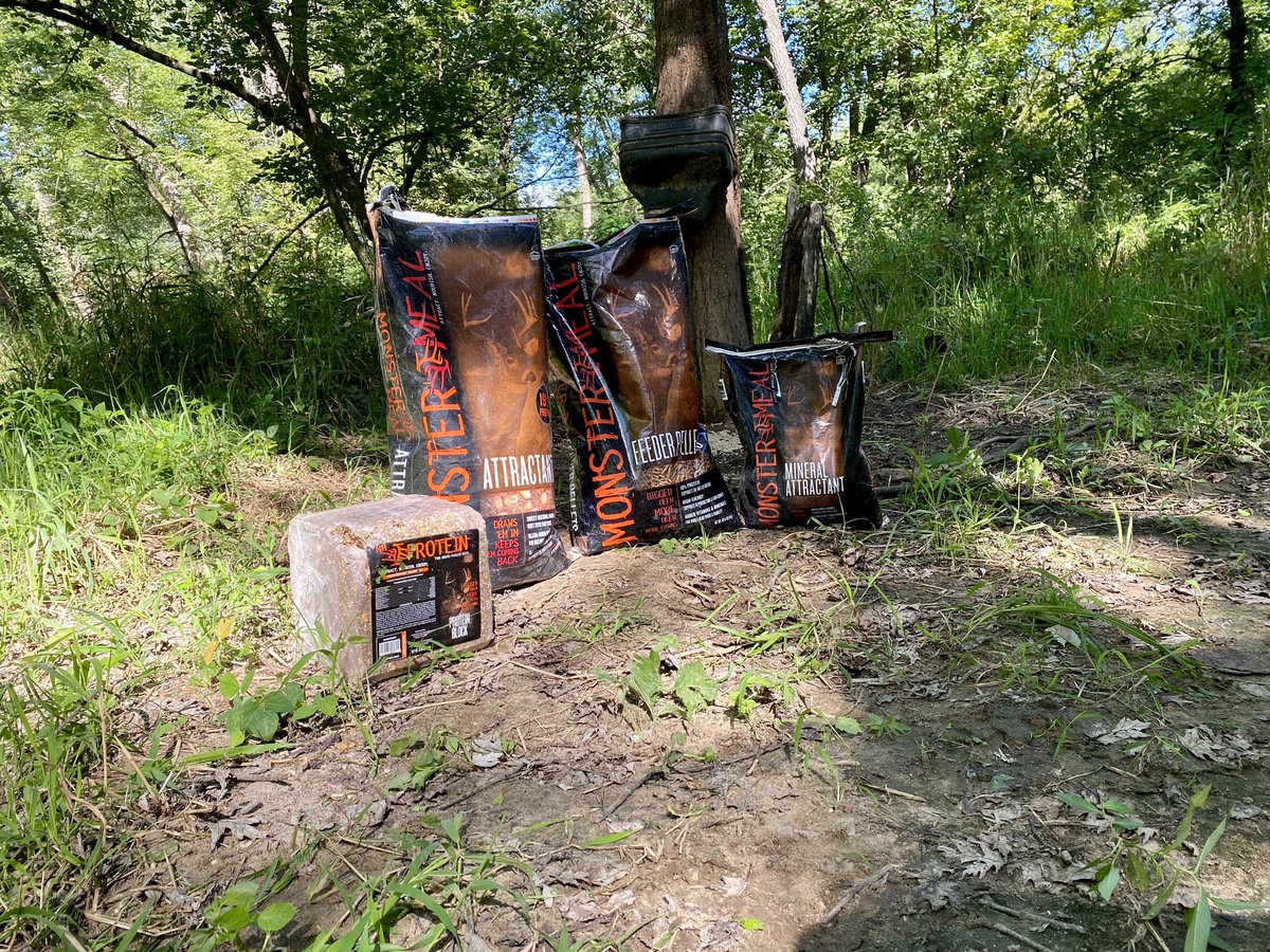 PrymekKelly's tweet photo. Feeding the deer #monstermeal #rackhunter https://t.co/ryA1y6cIWW