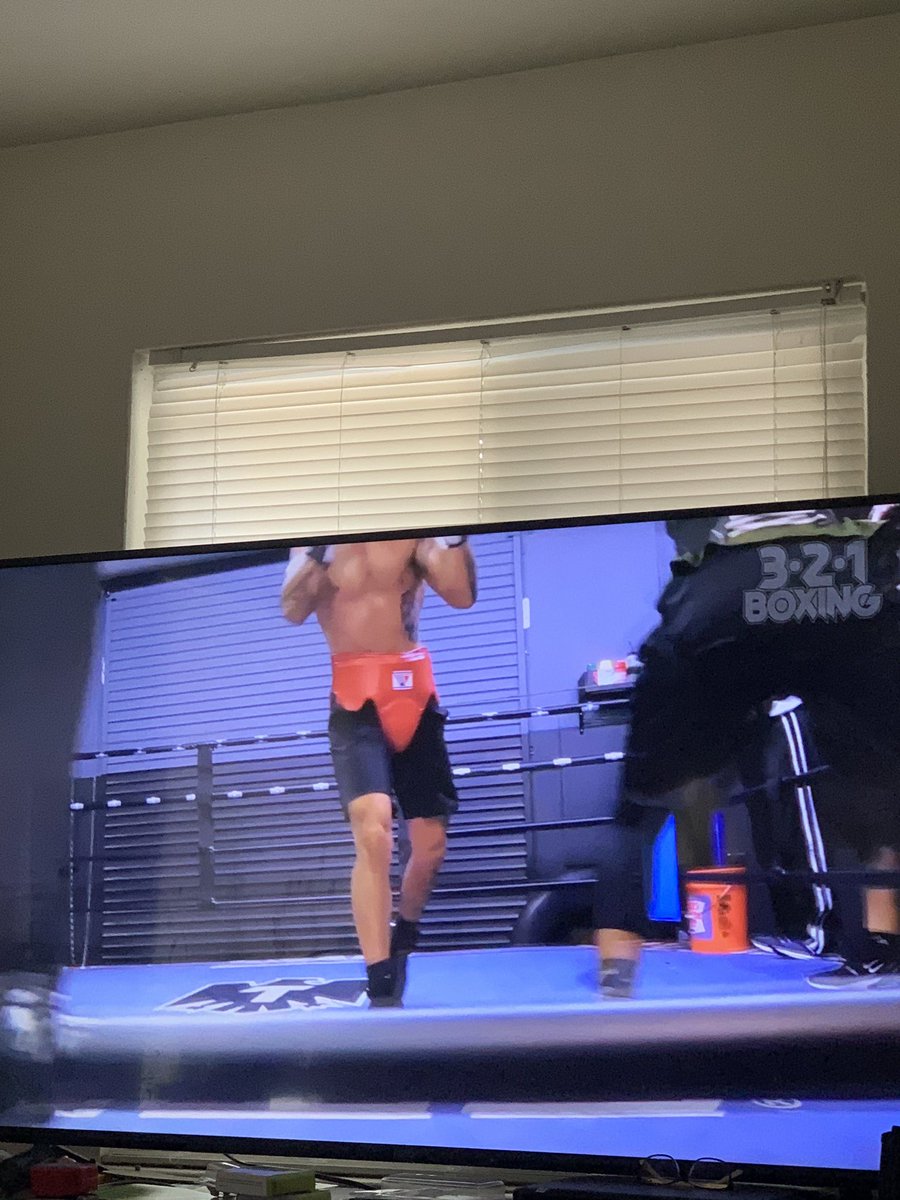 wolf2988's tweet photo. Got that @thompsonboxing on ready to see it #supportBoxing @dougiefischer @DuranSports @JessRosales1 https://t.co/HX2PtGCvfW