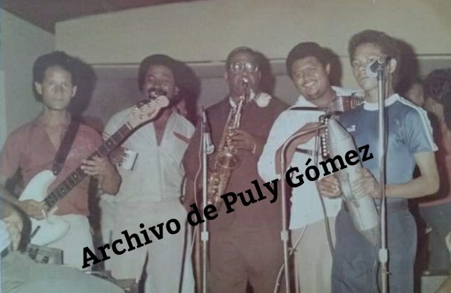 GomezPuly's tweet photo. Esta foto data del 1982  y fue tomada en el "Sombrero de Playa Cofresí", donde Rafaelito Román tocaba el pasadía de cada domingo en dicho establecimiento. 
De izquierda a derecha estan: Víctor Hernández (Vitilla), Santana Solís, Tavito Vásquez, Rafaelito Román y Fosforito. https://t.co/8OLXnN4C1b