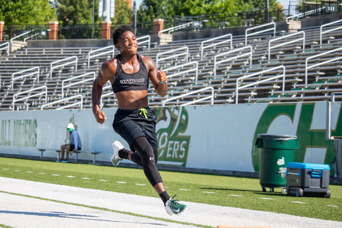 We added a little tweak into our MAX VELOCITY work in this past week  @CharlotteFTBL by adding a slight curved element.Top speeds were a little lower than weeks past, but with the added volume our 20 hr week provided, that was perfectly acceptable to us! #TrainFastBeFast