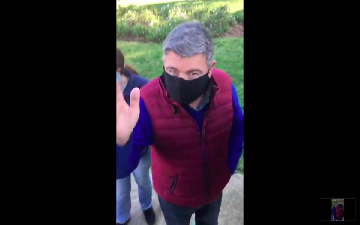 eldesconcierto's tweet photo. VIDEO| “Sácame esta huevada rotito”: Trabajadores de aseo denuncian a ex concejal UDI Tito Moggia por maltrato y violentas amenazas
➡️https://t.co/0YpzPAupNJ https://t.co/xHIQFCeNln