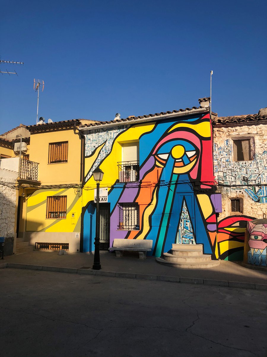 perefuset's tweet photo. Si vos agrada l’ #streetArt no podeu deixar de visitar #Fanzara a la comarca de l’ Alt Millars. Esta xicoteta localitat valenciana és un #MIAU Museu Inacabat d’Art Urbà que paga la pena conèixer de prop. https://t.co/dx5qlkZLdx