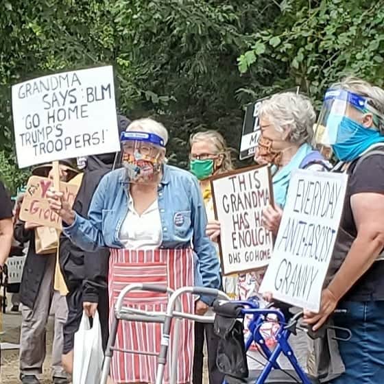 SimonJester007's tweet photo. #WallofMoms #WallOfVets #SupportPeacefulProtest 🕊 #ProtectOurProtesters 👥 #WeCanBeHeroes 📢 @AmlongJudyann @novergirl @jolia_pati @HLStockenstrom @DavidHLSBrandon @democracee @ladyred1956 @zelda229 @Ironhorse76 @LexiSkyeWalker @Rob16921 https://t.co/MI2HVDWKGT