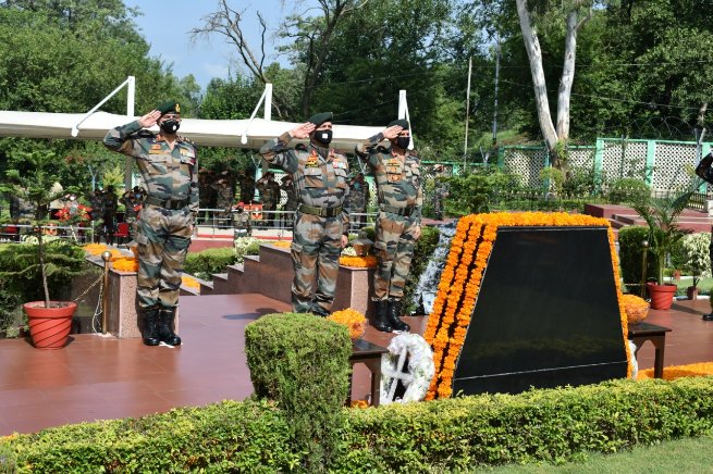 Ankit_v007's tweet photo. #VijayDiwas #21YearsOfKargilWar
"Who Dares, Wins!"
#IndianArmy #LtGenYKJoshi, #ArmyCdrNC & all ranks pay homage to the gallant "Kargil Martyrs" and pledge to guard every grain of Indian soil with unflinching determination.
#NationFirst #ForeverVictorious
@adgpi
@SpokespersonMoD https://t.co/4vXvbOUbu5