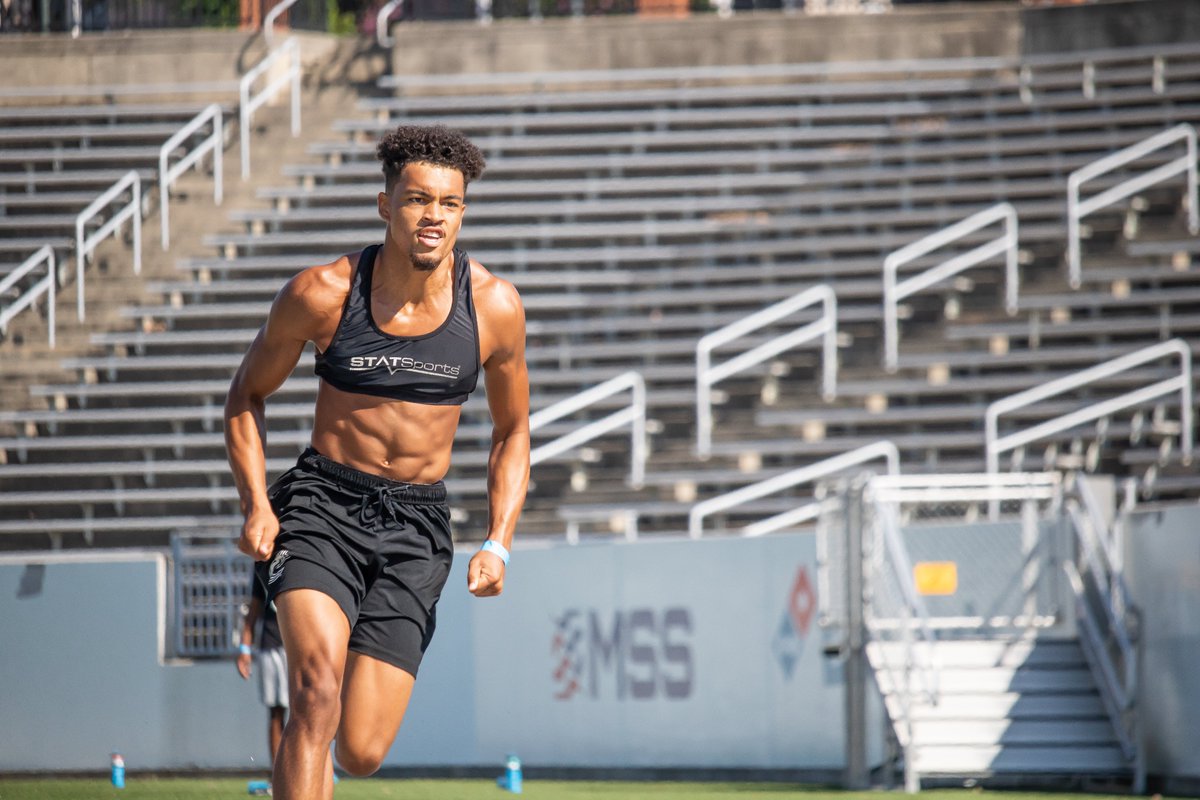 We added a little tweak into our MAX VELOCITY work in this past week  @CharlotteFTBL by adding a slight curved element.Top speeds were a little lower than weeks past, but with the added volume our 20 hr week provided, that was perfectly acceptable to us! #TrainFastBeFast