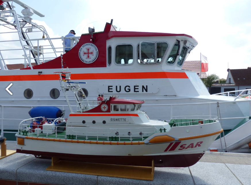 OWS_Poseidon's tweet photo. Zum Tag der #Seenotretter möchten wir Ihnen noch einmal den #Seenotkreuzer die #Eiswette mit einer Länge von 2,48m und die 20m Klasse #Eugen im Vergleich zeigen. #teamSeenotretter @Seenotretter #Modellbau #Funktionsmodell #SRK #DGzRS #tagderseenotretter #Nordsee #Ostsee 🌊🌊🌞 https://t.co/eJ93kbTtSI