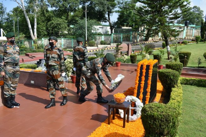 Ankit_v007's tweet photo. #VijayDiwas #21YearsOfKargilWar
"Who Dares, Wins!"
#IndianArmy #LtGenYKJoshi, #ArmyCdrNC & all ranks pay homage to the gallant "Kargil Martyrs" and pledge to guard every grain of Indian soil with unflinching determination.
#NationFirst #ForeverVictorious
@adgpi
@SpokespersonMoD https://t.co/4vXvbOUbu5