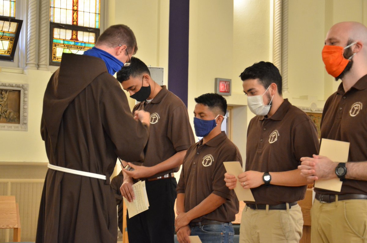 CapuchinsNJ_SE's tweet photo. Moments of the reception of the new #postulants. Congratulations to Francisco Chavez. Please remember them in your #prayers π
St. Francis of Assisi pray for us.
#religious #postulancy #franciscan #capuchin #friars https://t.co/ESOrn4AY6X