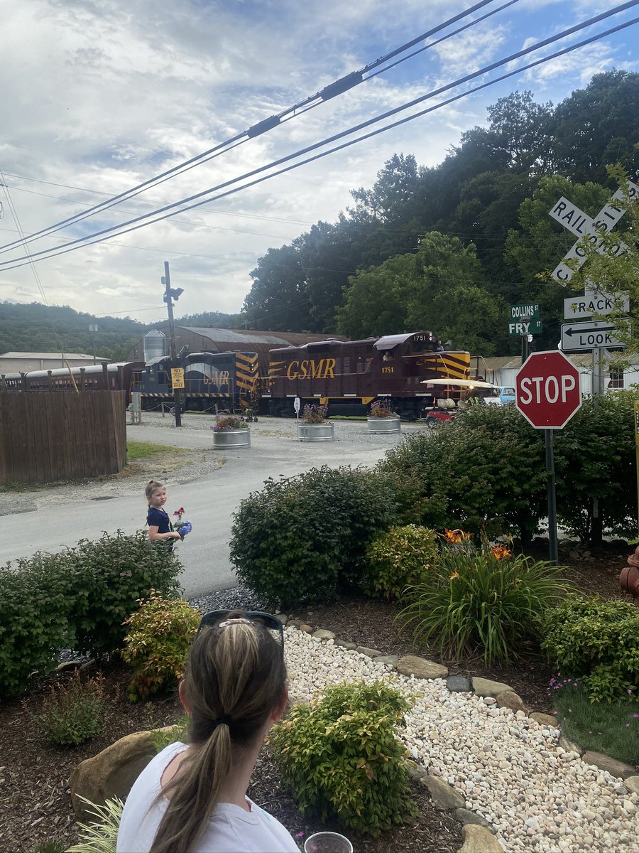 gtrevel's tweet photo. Thanks for the beer @SunnyDaze41!! Pleasure meeting you and your wife yesterday!! #gemmagems #helluvaview https://t.co/PHUpLn6CHk