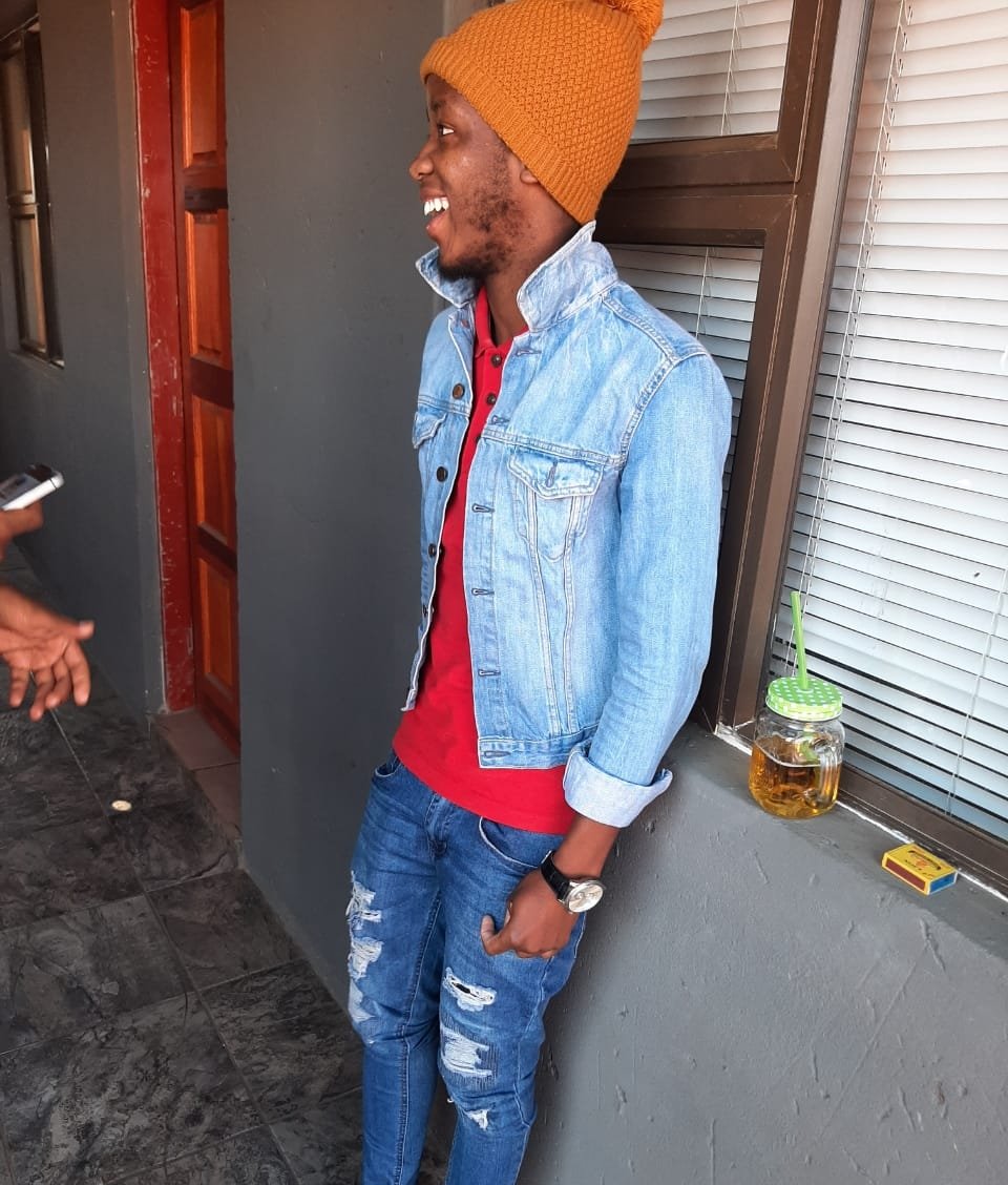 Papi_millez's tweet photo. Ubani ofuna nginenzele 54 missed calls?😂😂 I follow back 
#Uyajola99Sundays 
#Uyajola99 https://t.co/BYvJYEAggO