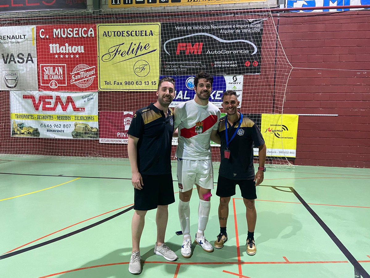 jbedija's tweet photo. Muchos kilómetros juntos,muchas noches en la carretera,muchos días separados de nuestras familias pero con nuestra otra familia @AtlBenavente todo con mucho SACRIFICIO pero sobre todo con mucha ILUSIÓN @sergio_hdez93 y CHEMA SÁNCHEZ para que llegara este momento.VAMOS 🤍💙 https://t.co/sUTisEQV8m
