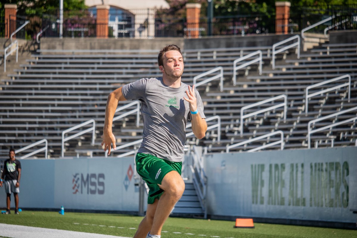 We added a little tweak into our MAX VELOCITY work in this past week  @CharlotteFTBL by adding a slight curved element.Top speeds were a little lower than weeks past, but with the added volume our 20 hr week provided, that was perfectly acceptable to us! #TrainFastBeFast