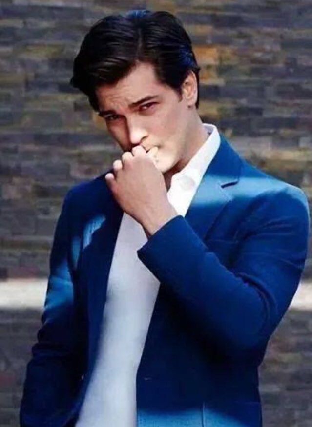 HazCagForever's tweet photo. Día 6 ➪ Con gestos 

#HazÇağChallenger 

#Hazalkaya || #ÇağatayUlusoy https://t.co/tDJ6x5tuzm
