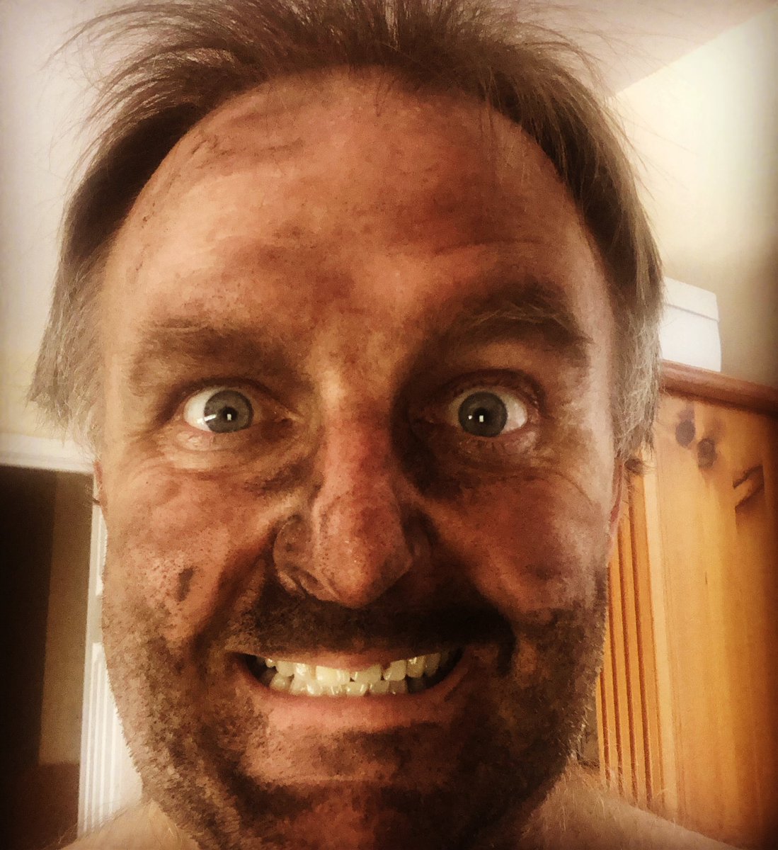 StuEdmonstone's tweet photo. The downside of working from home for yourself is getting stuck into jobs you might otherwise get others to do!
⠀
If you were thinking about taking out an old fireplace yourself I recommend rethink that plan 🤦‍♂️ this is a job for professionals and I wish I had had that advice 😱 https://t.co/7JvKuHAAW5