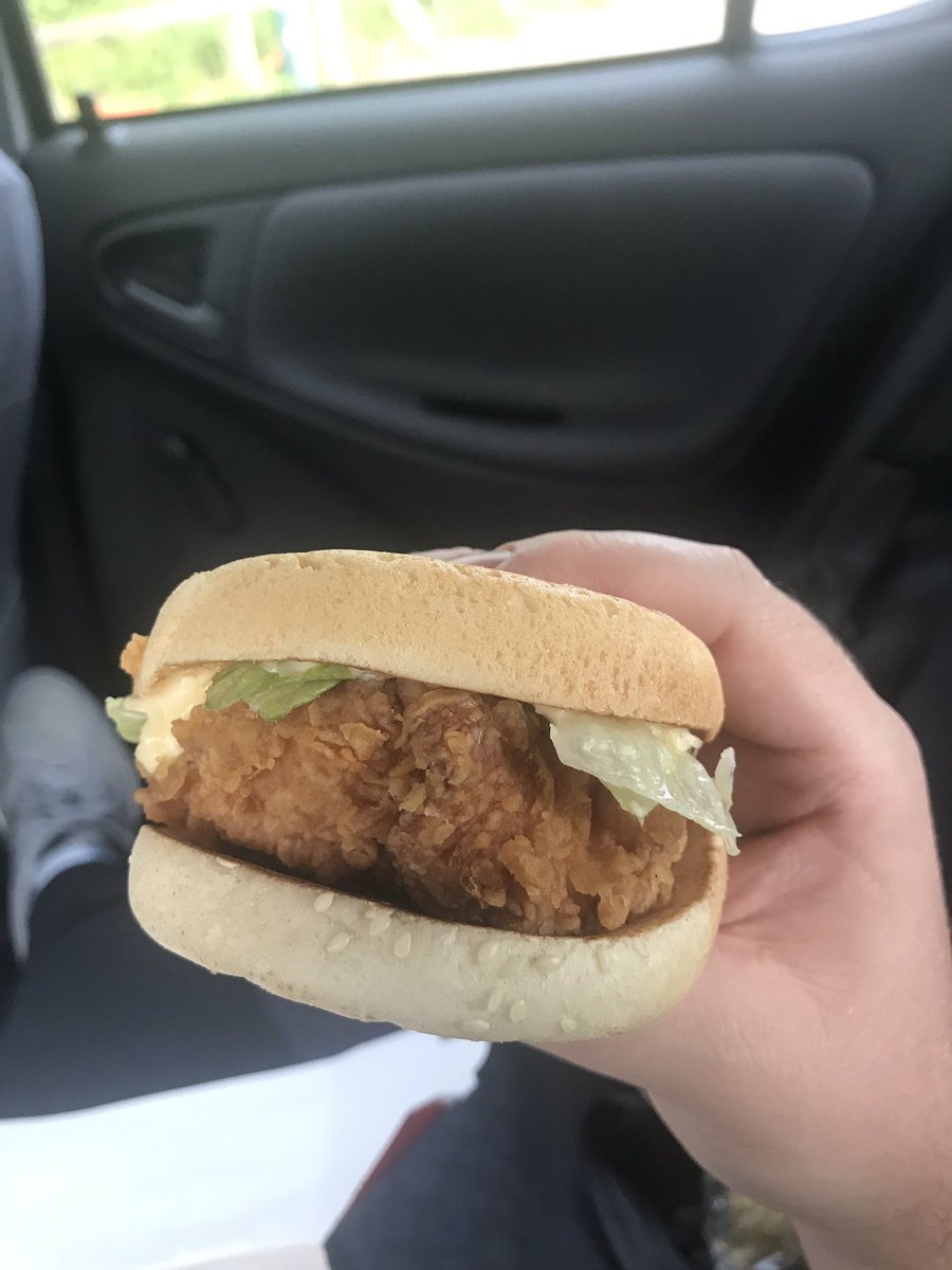 NichoIsLondon's tweet photo. @KFC_UKI_Help we order extra chicken and didn’t get any, and my burger had two bottom buns? 😂😂 https://t.co/HjxjOFvC7X