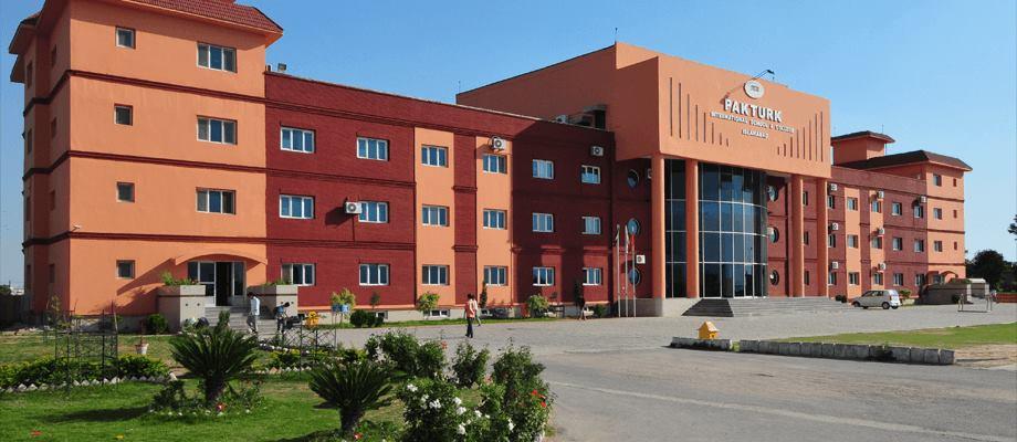 Berdekad lamanya gerakan Gulenis bergerak di Turki sehingga mereka berjaya menarik pegawai tentera yang menyokong mereka. Mereka juga berjaya tubuhkan rangkaian bisnes, ribuan sekolah sekolah di Timur Tengah, Afrika dan Asia Tengah.