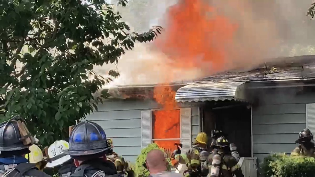 Chief_Ippy's tweet photo. Hot summer’s day fire an important consideration is mutual aid assignments. Better to start additional units sooner then later as heat exhaustion/fatigue will play a factor early into ops. Rehab is also an important & needed aspect of the operation. 📸 #crossbuffjrphotography https://t.co/jaMzJx601k
