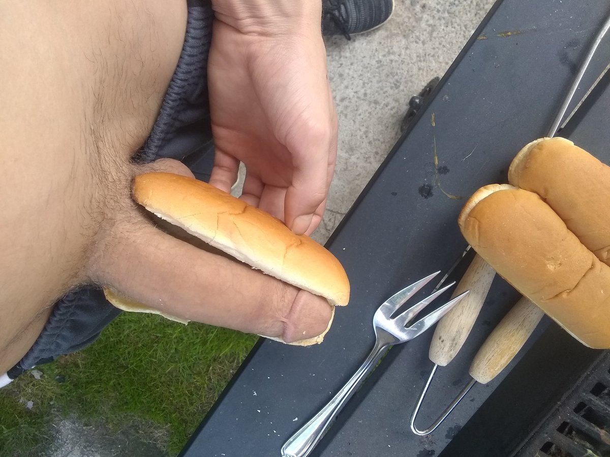 whatTheOtterDo's tweet photo. Grilling 🌭 Not even hard 🙂😛 #Zebulous #bigdick #bigcockflasher #bigcock #mydick #dickoutside #twink #dick #grill #outside #zeb https://t.co/DOt8x51m60
