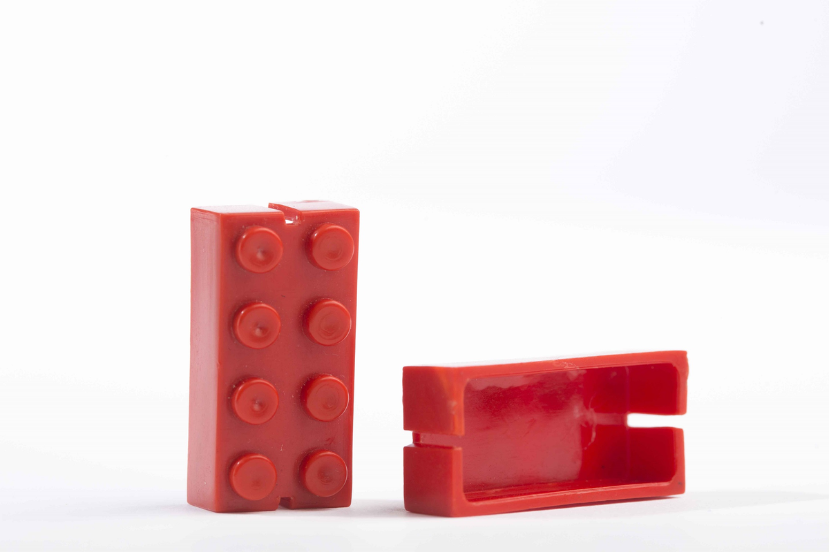 9/ The big LEGO breakthrough happens when in 1947 Christianson comes across a British toy: "Kiddicraft Self-Locking Building Bricks"Christianson creates his own version of the plastic brick which he calls "Automatic Binding Bricks"