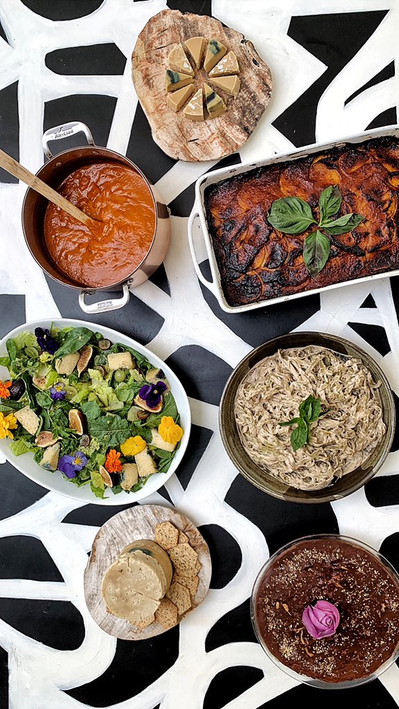 richroll's tweet photo. Sunday supper by @SriMati &amp; the #SriMu team—the Plantpower Way. #whatveganseat https://t.co/hPwhRfzJ9s