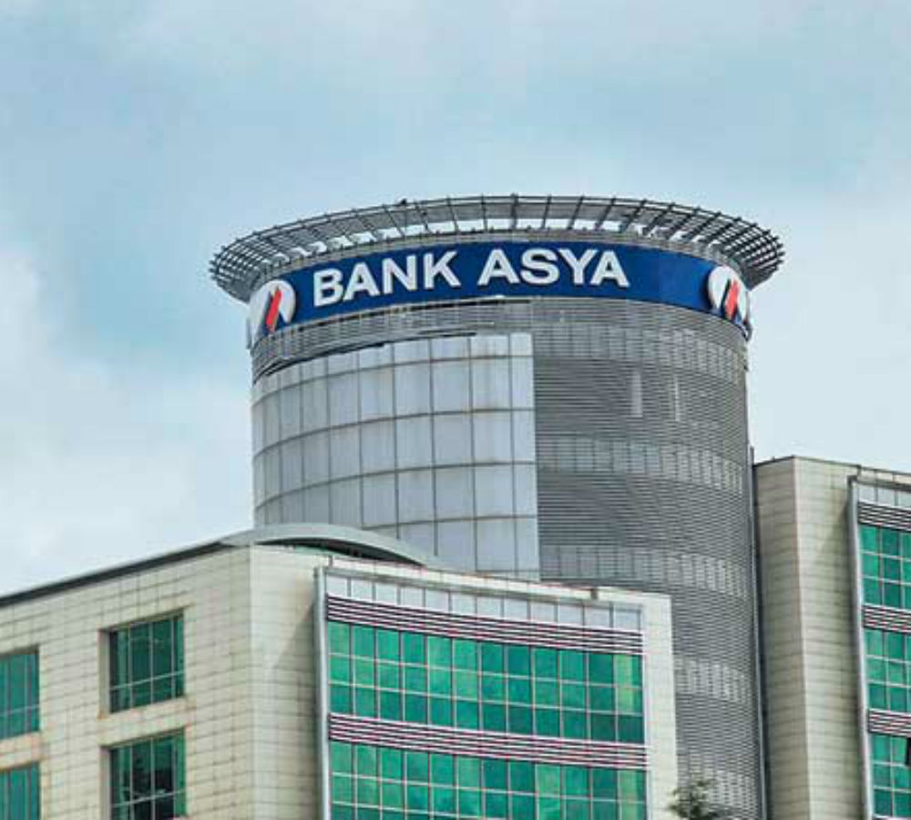 Erdogan apa lagi, takkan nak senyap je. Dia lawan balik. Pada 2014, Erdogan telah menyenaraikan gerakan Gulenis sebagai kumpulan pengganas. FETO (Fethullahist Terrorist Organization).Erdogan mengarahkan semua bank,bisnes, media dan sekolah yang berkait dengan Gulenis ditutup.