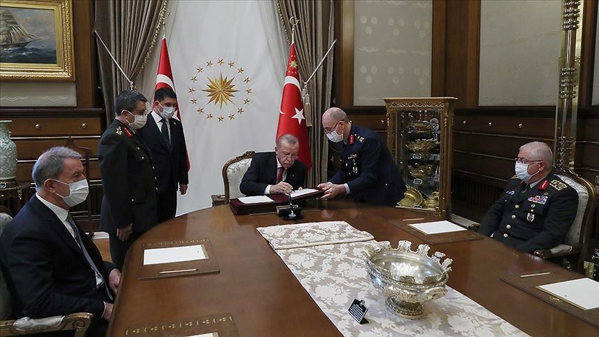 Pada 2016, Turkish Intelligence dah dapat tahu yang ada tentera nak buat coup. So kerajaan bercadang nak tahan diorang ni pada Annual Supreme Council meeting pada bulan Ogos nanti.