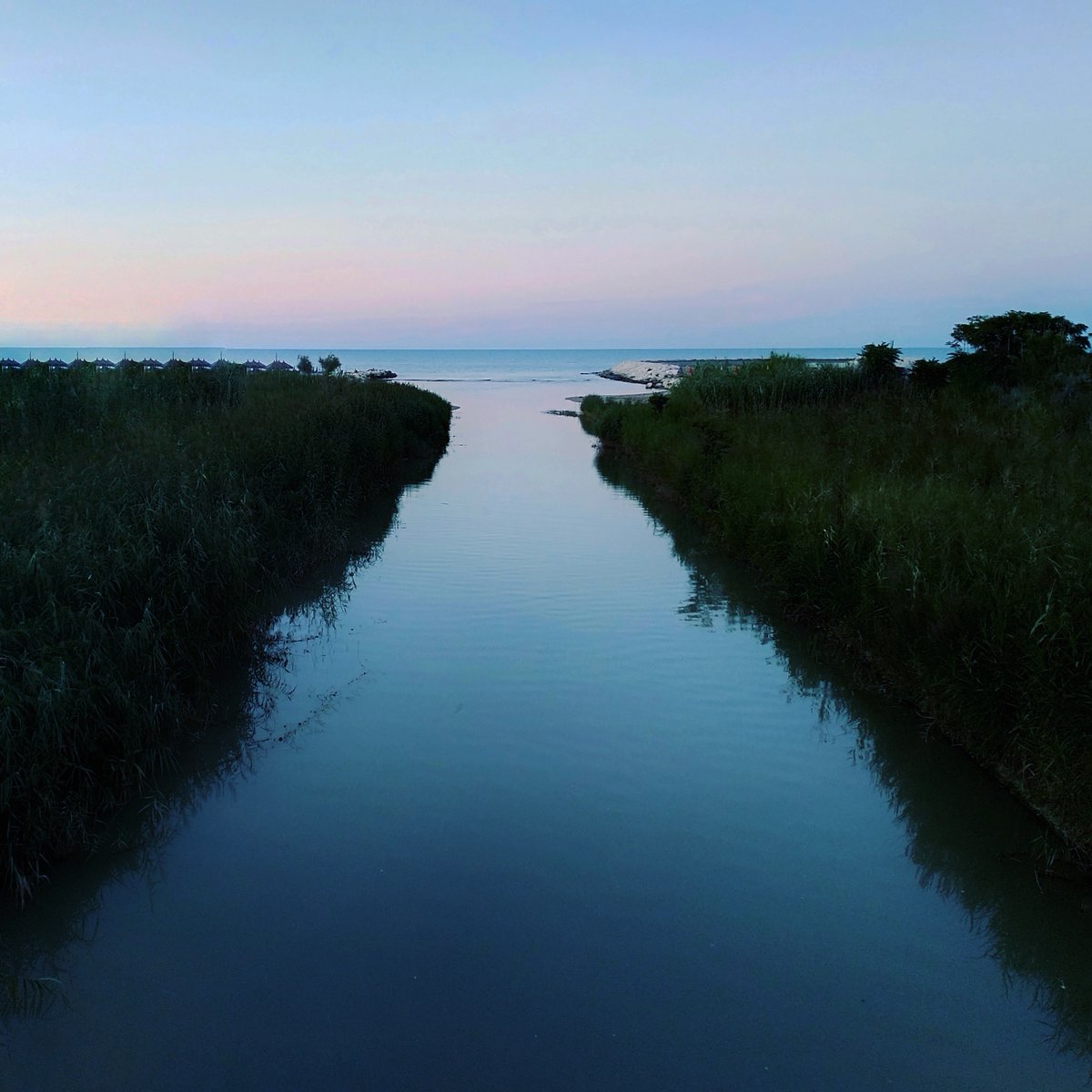 alessandrom76's tweet photo. il lento fiume alento

https://t.co/RxIC5LNsvR

#sunset #river #rivermouth #sea #alentoriver #water #flow #slow #riverside #reflection #tramonto #fiume #acqua #mare #alento #fiumealento #foce #sfociare #sponde #riflessi #abruzzo #francavillaalmare #francavilla #chieti #pescara https://t.co/r6snnhTmPF