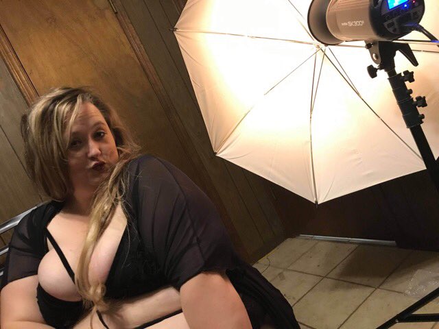 I didn&rsquo;t even get a cute selfie yesterday at my shoot .. hopefully I got some cute shots ! A friend snapped<a href="/tag/mvsales"class="tags"><span>#mvsales</span></a>